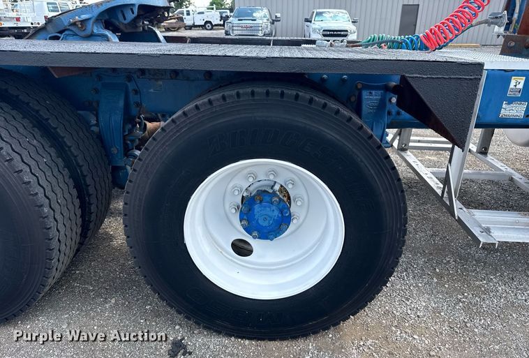 image for item EG6004 2005 Peterbilt 378 semi truck