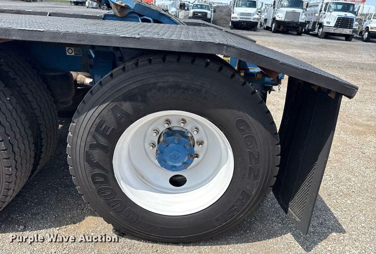 image for item EG6004 2005 Peterbilt 378 semi truck