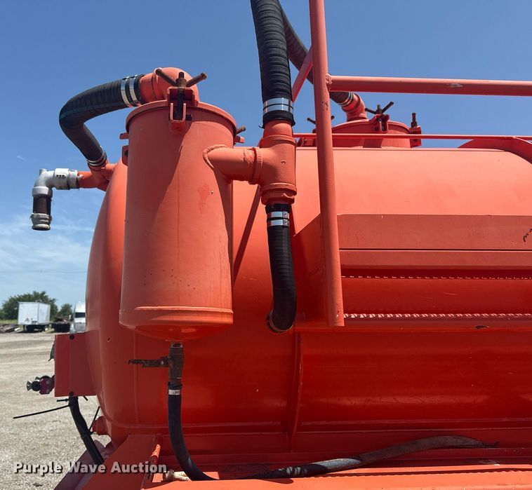 image for item EG6009 2007 Dragon Products Vacuum tank trailer