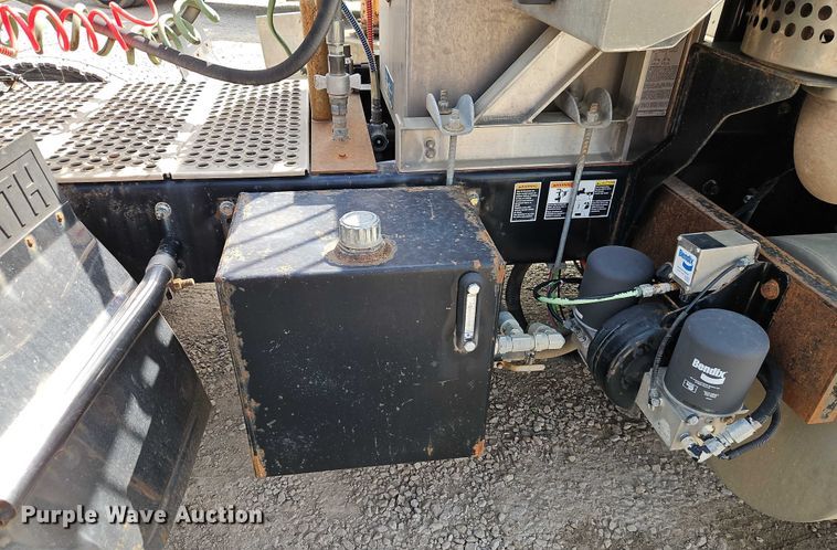 image for item EJ0067 2010 Kenworth T8 Series semi truck