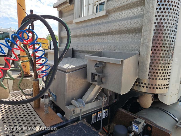 image for item EJ0067 2010 Kenworth T8 Series semi truck