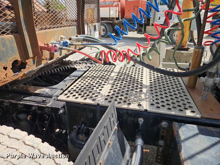 image for item EJ0067 2010 Kenworth T8 Series semi truck