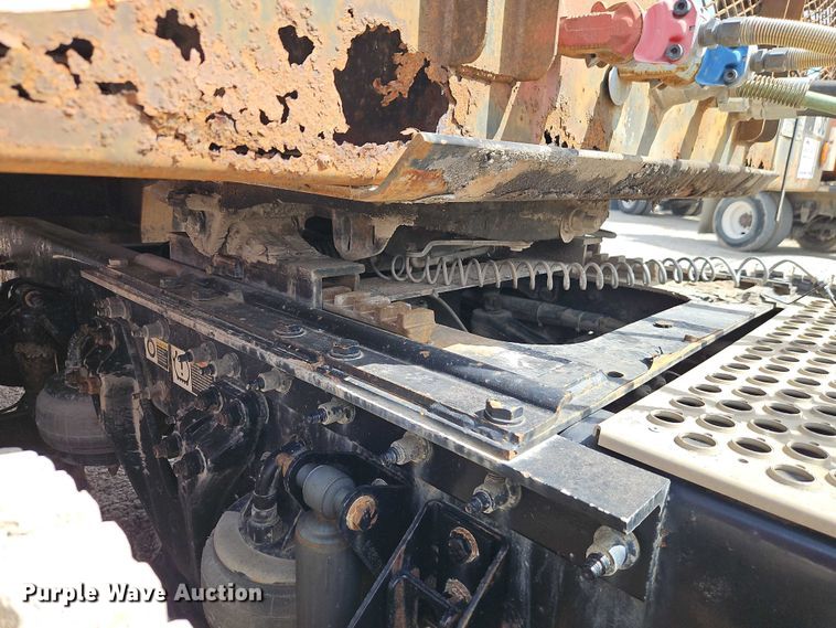 image for item EJ0067 2010 Kenworth T8 Series semi truck