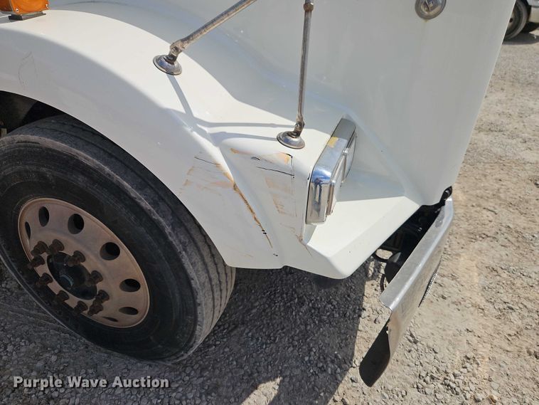 image for item EJ0067 2010 Kenworth T8 Series semi truck