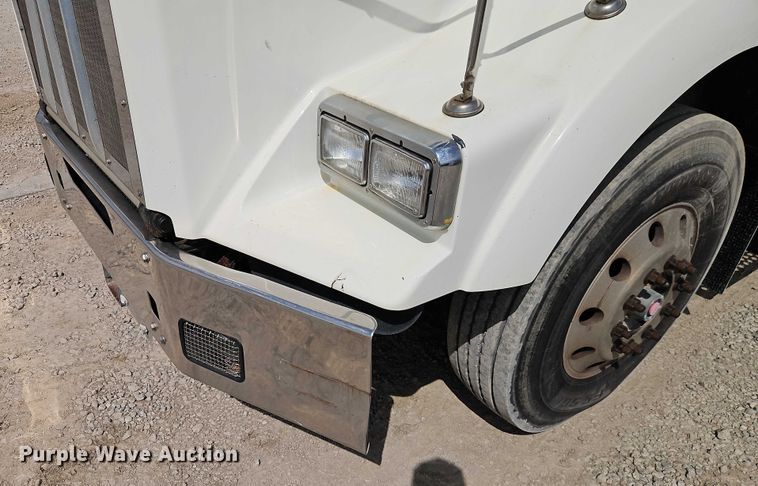 image for item EJ0067 2010 Kenworth T8 Series semi truck