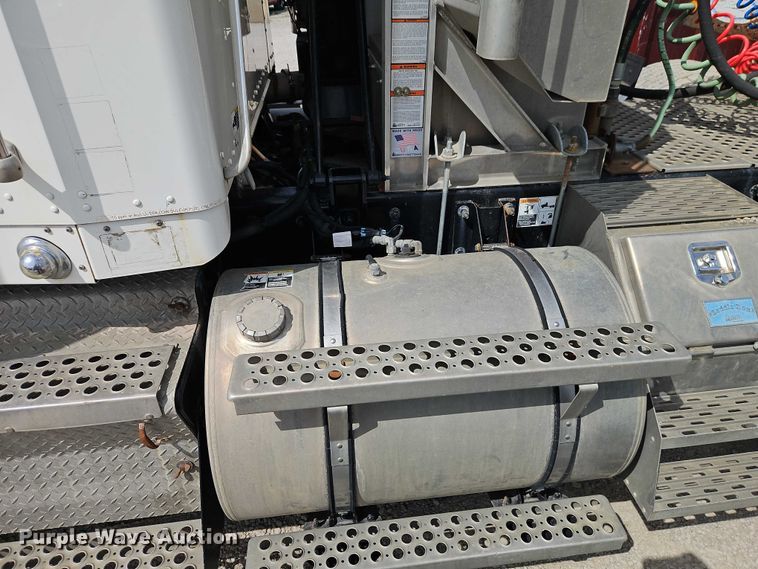 image for item EJ0067 2010 Kenworth T8 Series semi truck