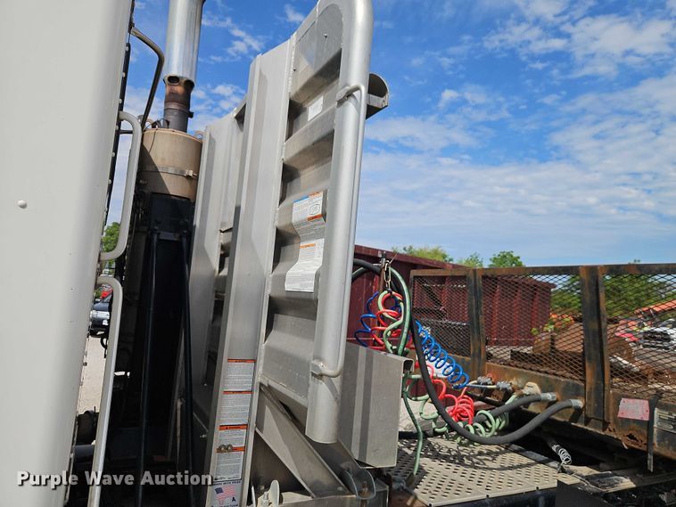 image for item EJ0067 2010 Kenworth T8 Series semi truck