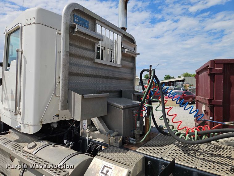 image for item EJ0067 2010 Kenworth T8 Series semi truck