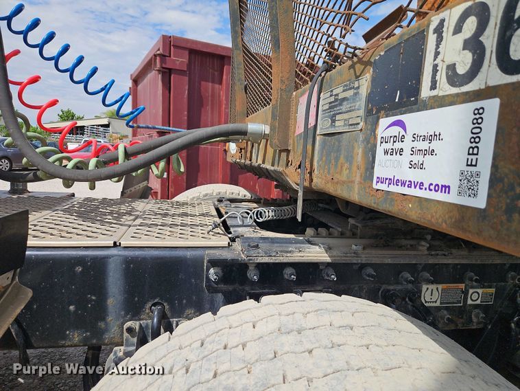 image for item EJ0067 2010 Kenworth T8 Series semi truck