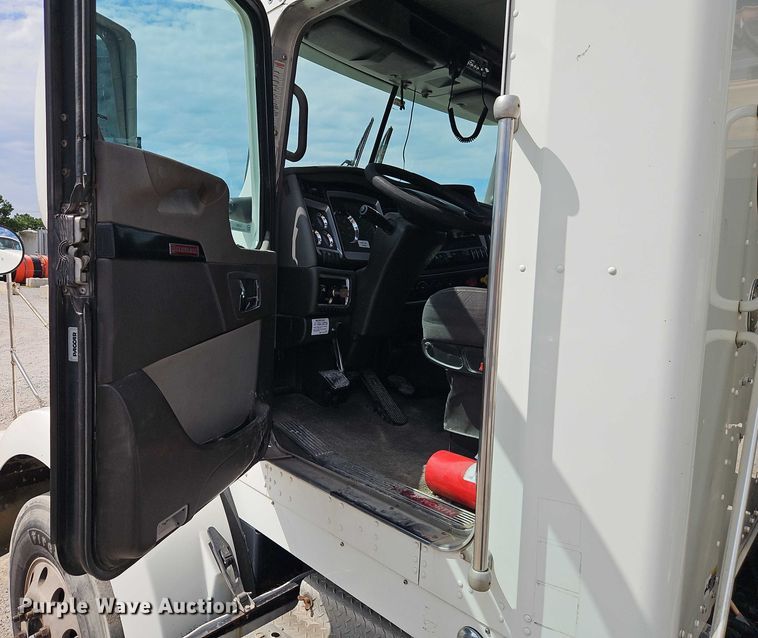 image for item EJ0067 2010 Kenworth T8 Series semi truck