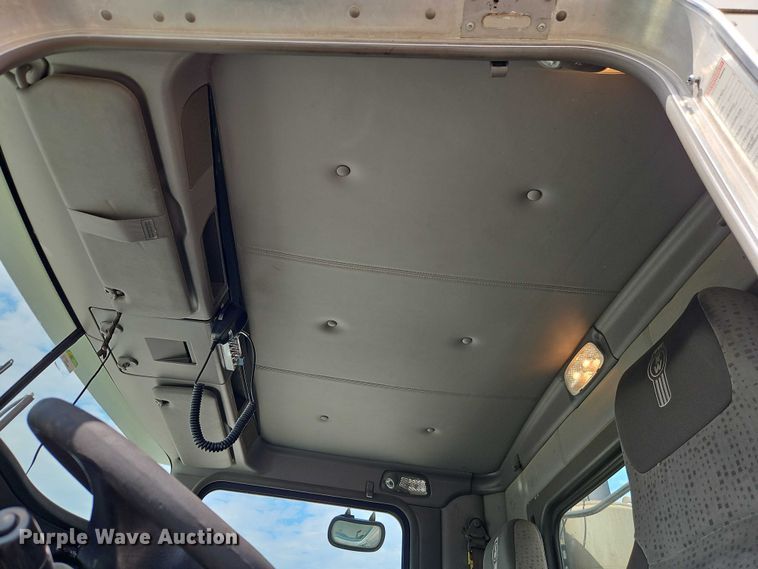 image for item EJ0067 2010 Kenworth T8 Series semi truck