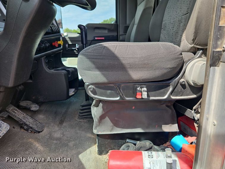 image for item EJ0067 2010 Kenworth T8 Series semi truck