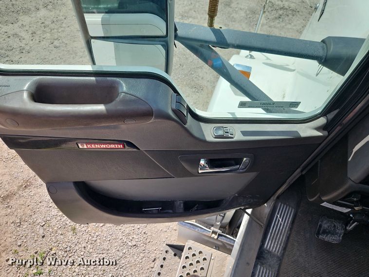 image for item EJ0067 2010 Kenworth T8 Series semi truck