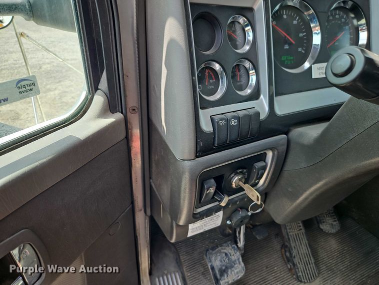 image for item EJ0067 2010 Kenworth T8 Series semi truck