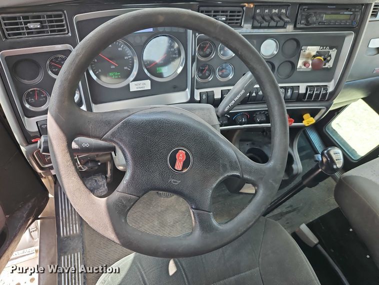 image for item EJ0067 2010 Kenworth T8 Series semi truck