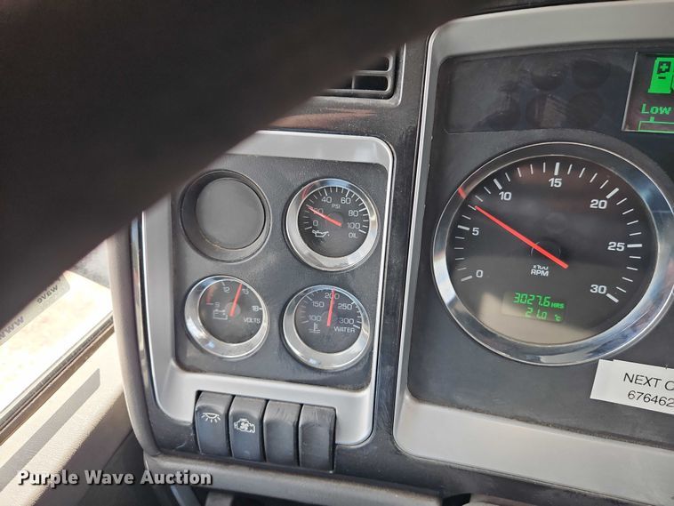 image for item EJ0067 2010 Kenworth T8 Series semi truck