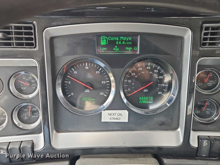 image for item EJ0067 2010 Kenworth T8 Series semi truck