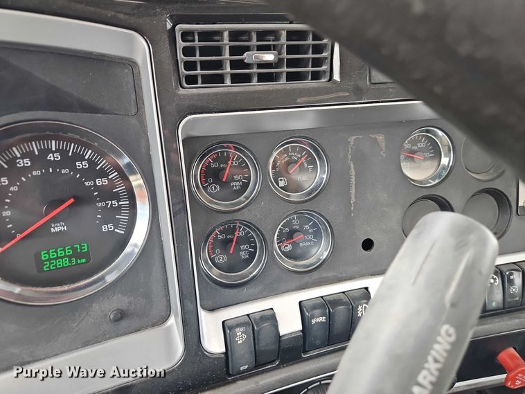 image for item EJ0067 2010 Kenworth T8 Series semi truck