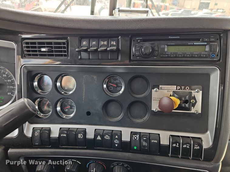 image for item EJ0067 2010 Kenworth T8 Series semi truck