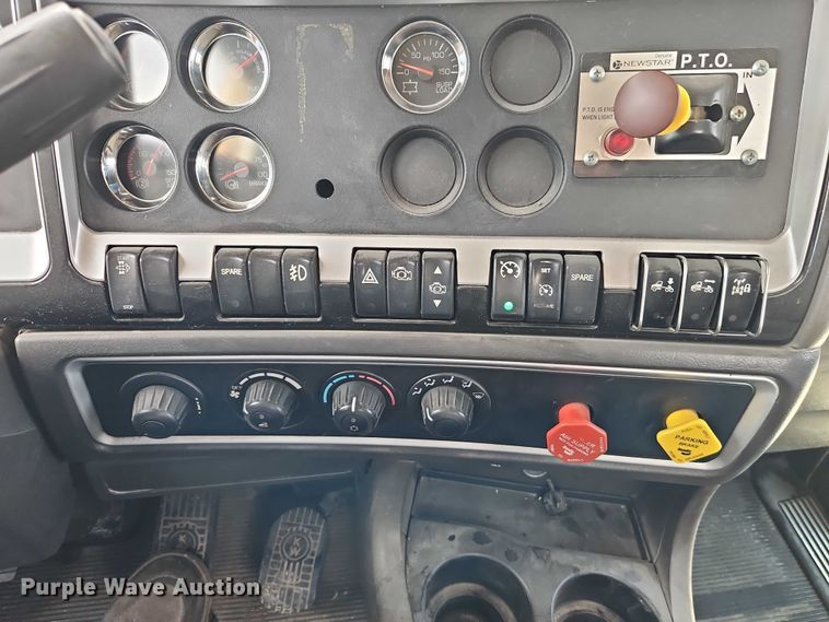 image for item EJ0067 2010 Kenworth T8 Series semi truck