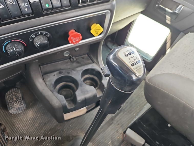 image for item EJ0067 2010 Kenworth T8 Series semi truck