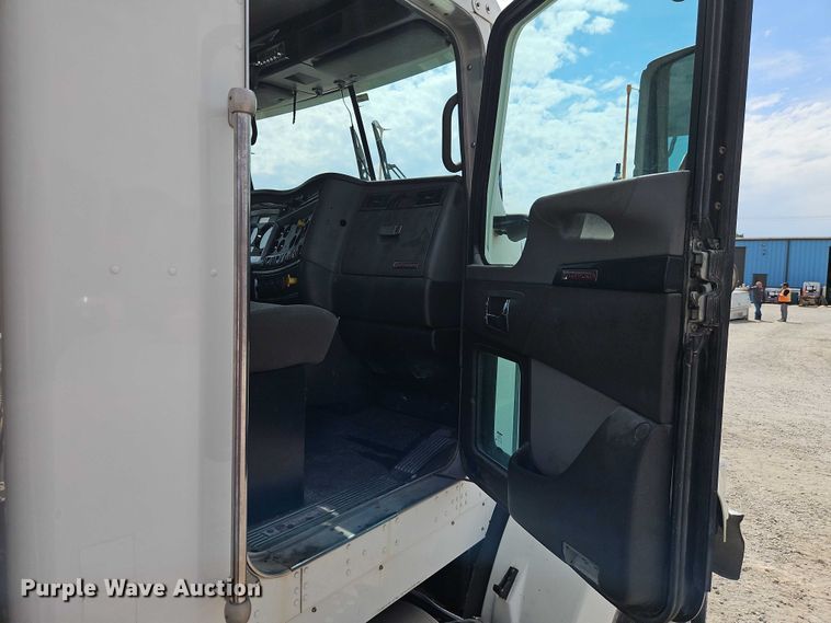 image for item EJ0067 2010 Kenworth T8 Series semi truck