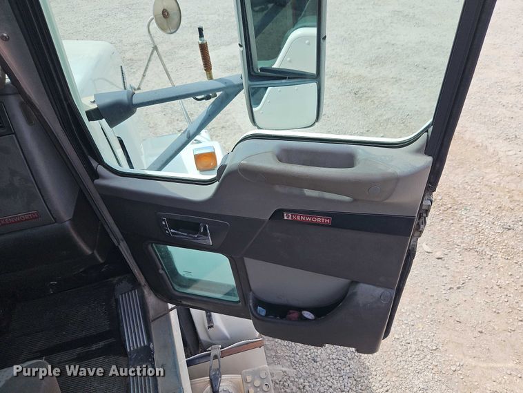 image for item EJ0067 2010 Kenworth T8 Series semi truck