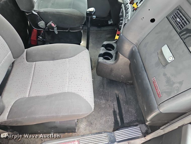 image for item EJ0067 2010 Kenworth T8 Series semi truck