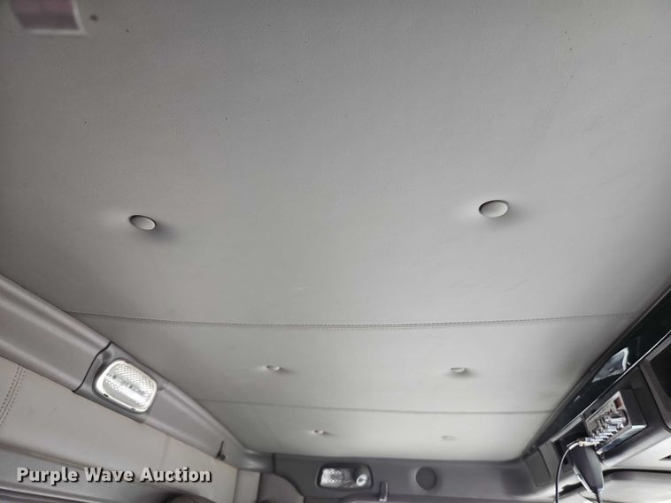 image for item EJ0067 2010 Kenworth T8 Series semi truck