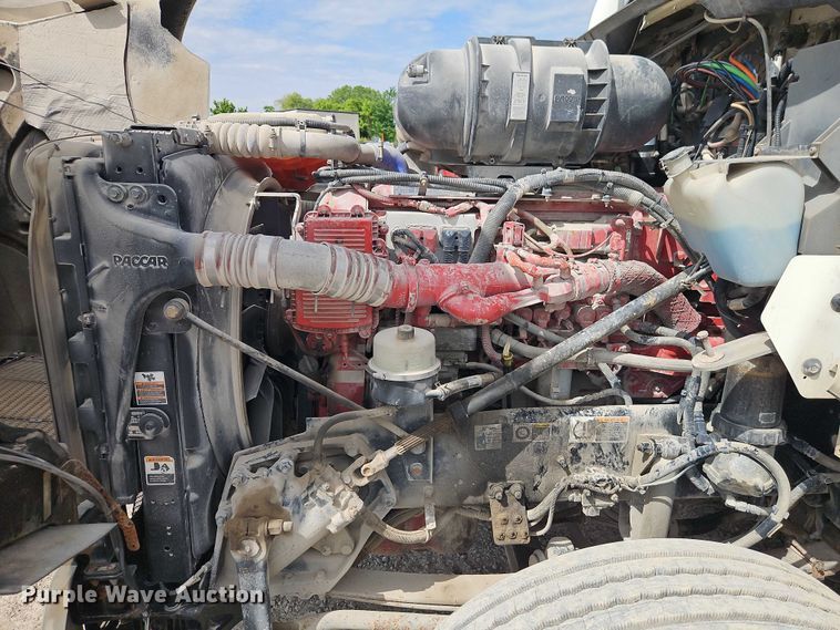 image for item EJ0067 2010 Kenworth T8 Series semi truck