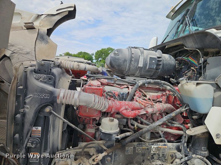 image for item EJ0067 2010 Kenworth T8 Series semi truck