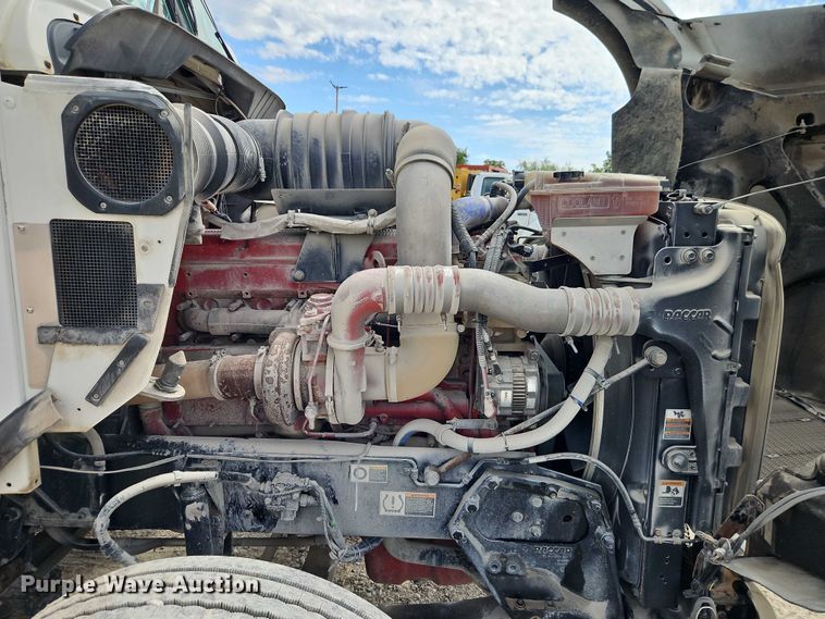 image for item EJ0067 2010 Kenworth T8 Series semi truck