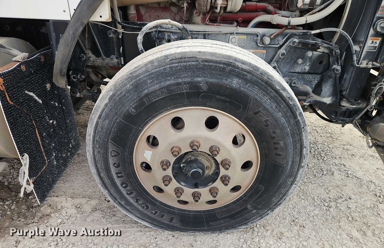 image for item EJ0067 2010 Kenworth T8 Series semi truck