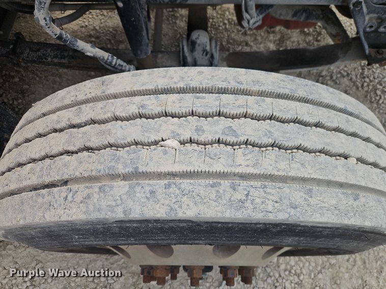 image for item EJ0067 2010 Kenworth T8 Series semi truck