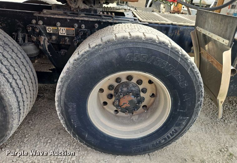 image for item EJ0067 2010 Kenworth T8 Series semi truck