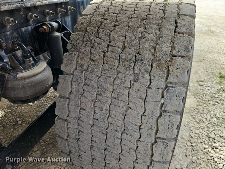 image for item EJ0067 2010 Kenworth T8 Series semi truck