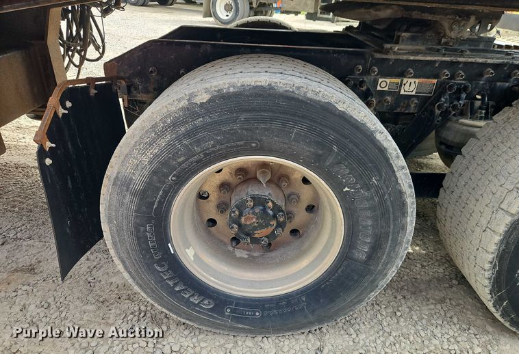 image for item EJ0067 2010 Kenworth T8 Series semi truck