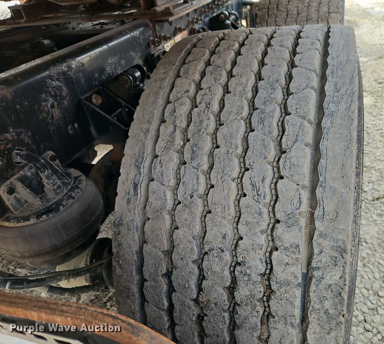 image for item EJ0067 2010 Kenworth T8 Series semi truck