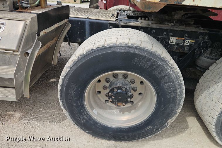 image for item EJ0067 2010 Kenworth T8 Series semi truck