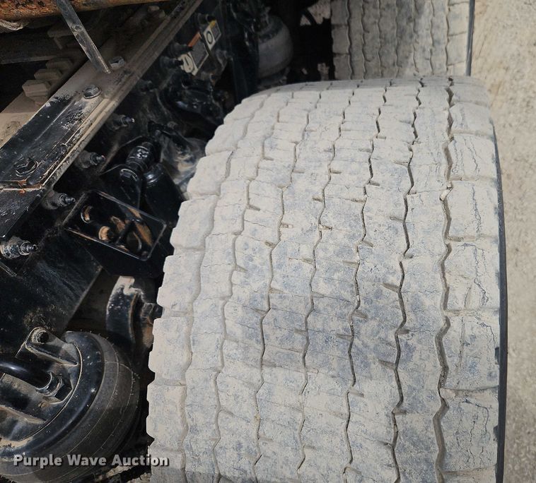 image for item EJ0067 2010 Kenworth T8 Series semi truck