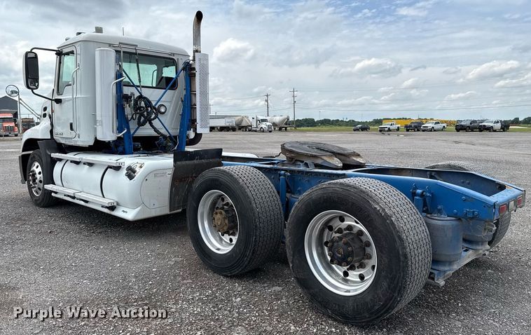 image for item EJ4614 2015 Mack CXU633 semi truck