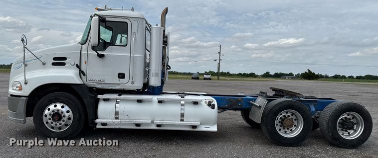 image for item EJ4614 2015 Mack CXU633 semi truck