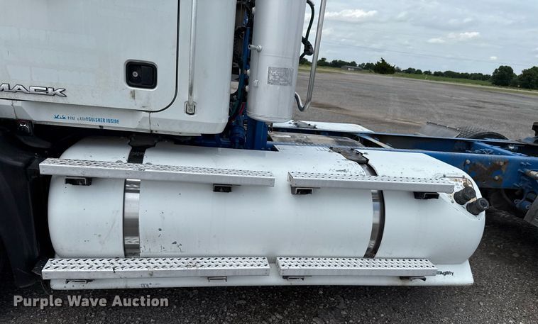 image for item EJ4614 2015 Mack CXU633 semi truck