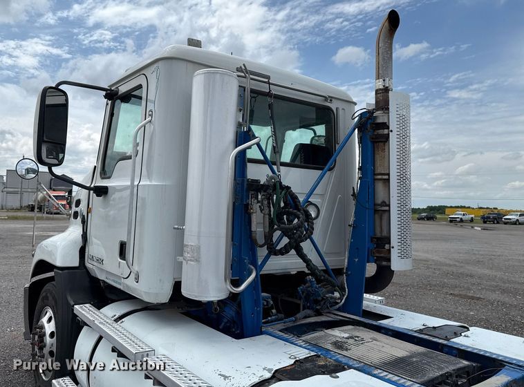 image for item EJ4614 2015 Mack CXU633 semi truck