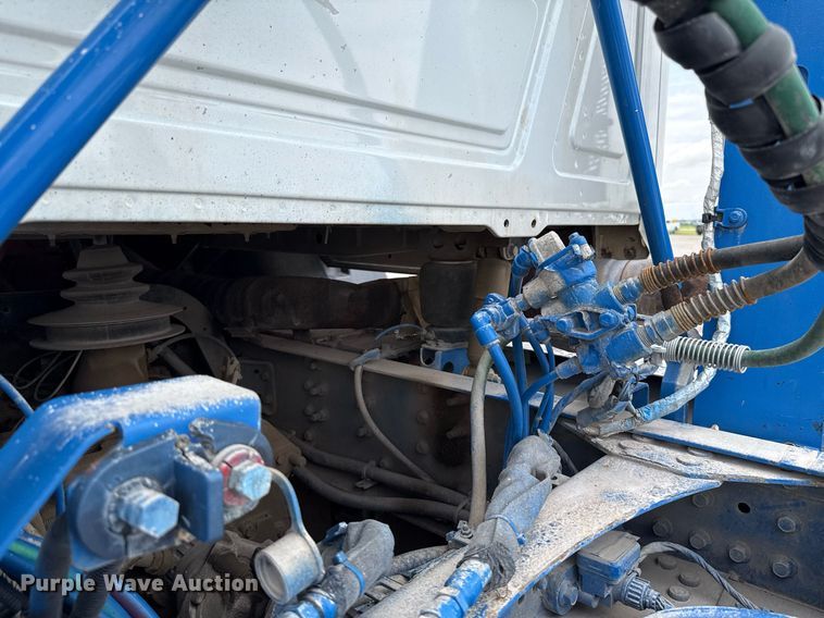 image for item EJ4614 2015 Mack CXU633 semi truck