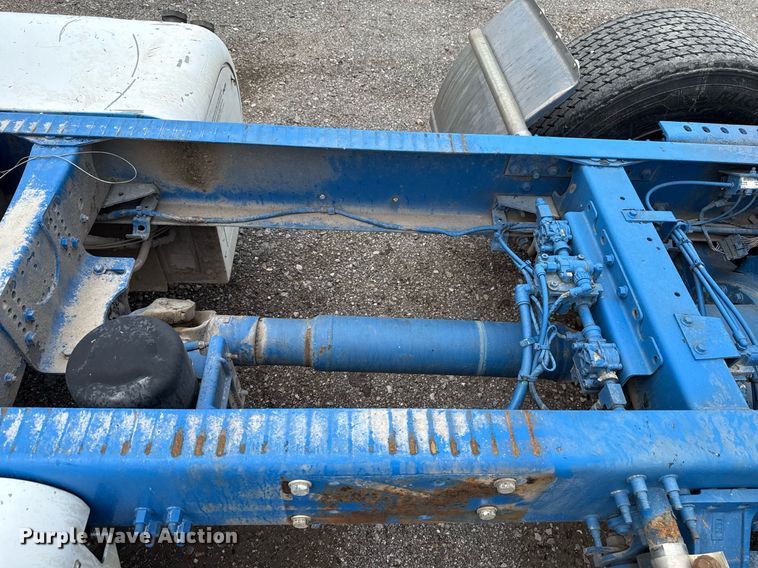 image for item EJ4614 2015 Mack CXU633 semi truck