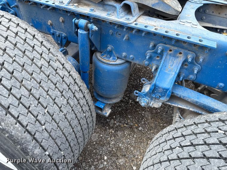 image for item EJ4614 2015 Mack CXU633 semi truck