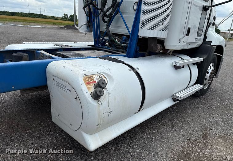 image for item EJ4614 2015 Mack CXU633 semi truck