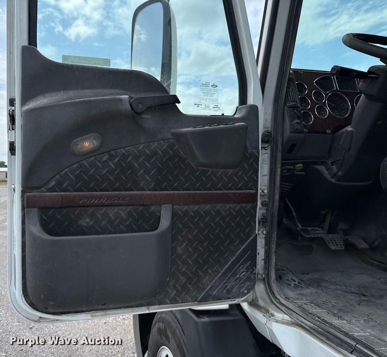 image for item EJ4614 2015 Mack CXU633 semi truck