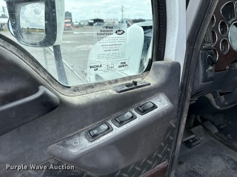 image for item EJ4614 2015 Mack CXU633 semi truck